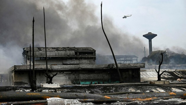 Nach wie vor steigt dichter Rauch aus dem Industriegebiet auf. (Bild: APA/AFP/Yamil LAGE)