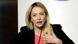 Giorgia Meloni führt in den Umfragen und bereitet der politischen Konkurrenz in Italien große Sorgen. (Bild: AP)