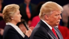 Das Verfahren gegen Clinton wurde vor Jahren eingestellt, Trump steht wohl eine lange Untersuchung bevor. (Bild: APA/Getty Images via AFP/GETTY IMAGES/POOL)