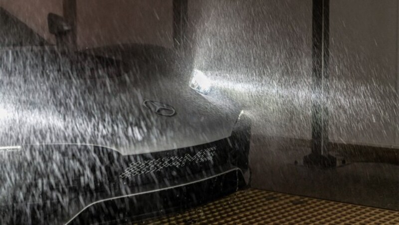 Prüfung in der Monsun-Regenkammer (Bild: Mercedes-Benz AG)