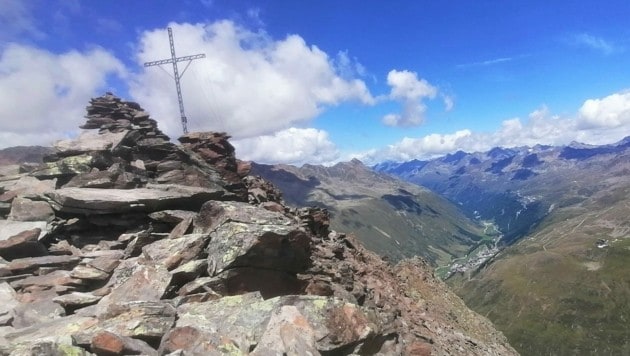 Gipfelglück auf 3020 Metern: Blick nach Obergurgl (Bild: Peter Freiberger)