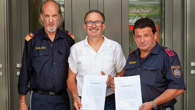 „Unsere beste Partie“ – Bezirkspolizeikommandant Paul Palisek ist auf Gottfried Zwinz und Kurt Strohmayer-Dangl (von links) stolz. Sie retteten einem Mann das Leben und wurden jetzt belobigt. (Bild: Klaus Schindler)