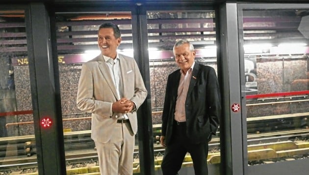 El concejal de transporte público Peter Hanke (SPÖ) y el director gerente de Wiener Linien Günter Steinbauer (derecha) presentaron con orgullo la instalación de las primeras puertas mosquiteras de andén en la estación Volkstheater.  (Imagen: Gerhard Bartel)