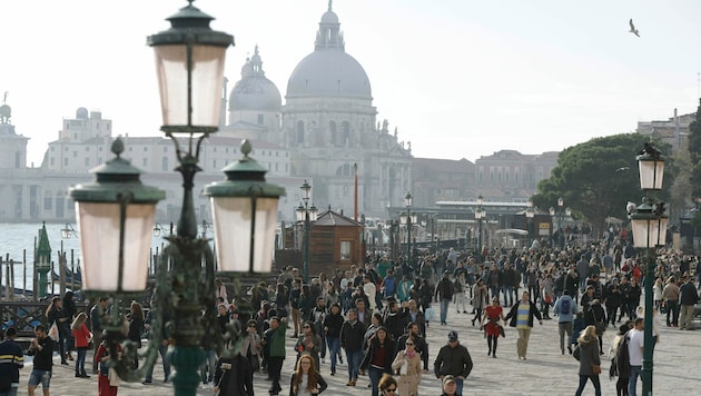 Die Altstadt Venedigs verliert unter dem Druck des Massentourismus immer mehr Einwohner. (Bild: AP)