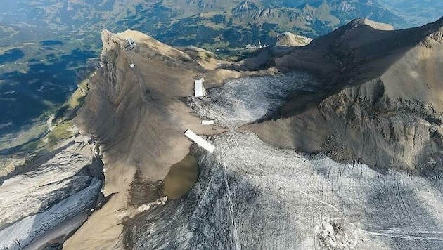 Der Zanfleuronpass trennt im Wintersportgebiet Glacier 3000 die Gletscher Scex Rouge und Zanfleuron. Durch die Gletscherschmelze wird er nach über 2000 Jahren wieder freigelegt. (Bild: Glacier 3000)