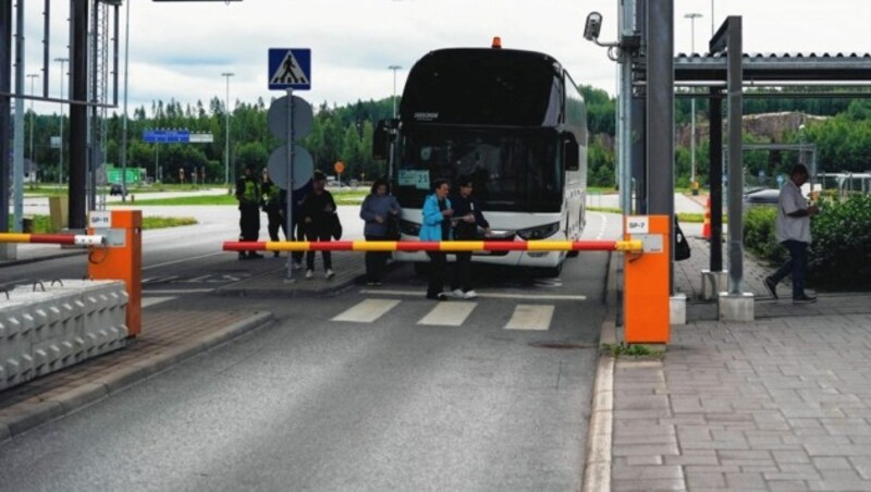 Russische Touristen kommen an der finnisch-russischen Grenze an. Von dort geht es weiter. (Bild: AFP)