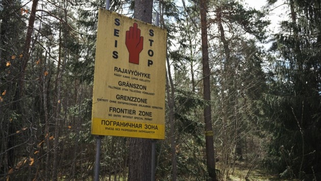 Ein Schild mit der Aufschrift „Stopp, Grenzgebiet“ in einem Wald in Südostfinnland. (Bild: AFP)