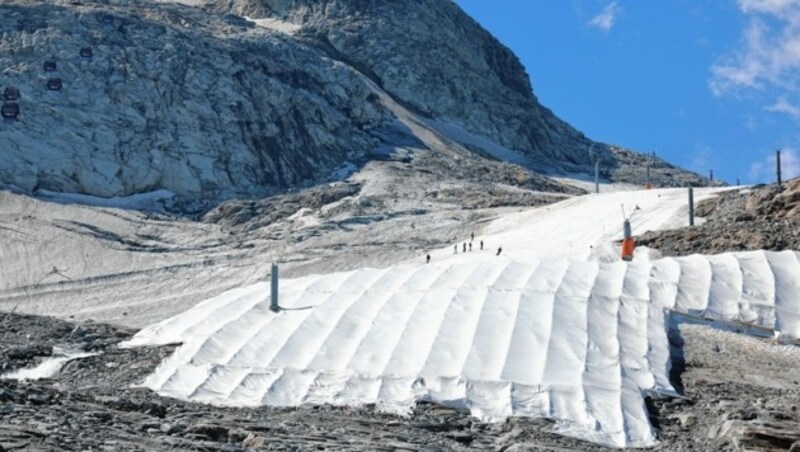 Auch der Hintertuxer Gletscher schmilzt rapide. Mit Abdeckungen versucht man im Sommer, das Abschmelzen des Eises zu verlangsamen. (Bild: Christof Birbaumer )