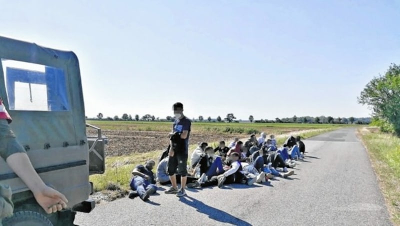 Viele Flüchtlinge, unter ihnen Kinder, griff das Heer auf Güterwegen in Kroatisch Minihof. (Bild: Christian Schulter)