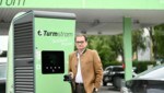 Bernd Zierhut, Geschäftsführer der Doppler-Gruppe, an der Tankstelle in der Salzburger Straße in Wels, die nun unter der Marke Turmstrom auftritt und deren Zukunft in der Elektro- Mobilität liegt. (Bild: Markus Wenzel)