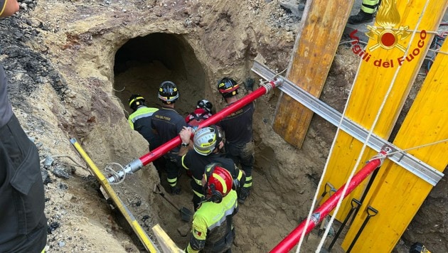 Acht Stunden lang mussten die Feuerwehrleute einen parallelen Tunnel graben, um zu dem eingeklemmten Mann zu gelangen. (Bild: Vigili del Fuoco)