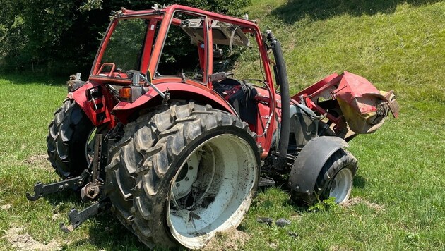 Der Mann wurde aus seinem Traktor geschleudert und starb noch an der Unfallstelle. (Bild: KAPO Graubünden)