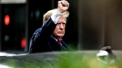 Trump sieht sich, trotz zahlreicher schwerwiegender Vorwürfe, weiter im Recht. (Bild: AP/Julia Nikhinson)