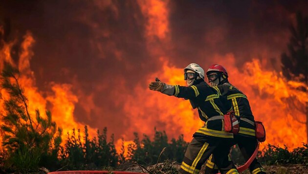 Harter Kampf gegen Flammenwände in Frankreich. (Bild: Uncredited/AP/dpa)
