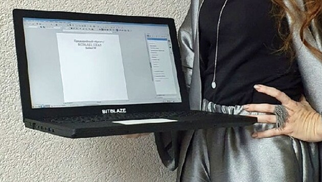 Im sozialen Netzwerk Vkontakte präsentierte eine Bitblaze-Mitarbeiterin ein Vorserienmodell des ersten in Russland produzierten Notebooks. (Bild: vk.com)