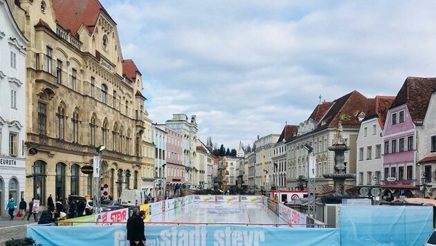 Bereits fünfmal verwandelte sich in Steyr der Stadtplatz in einen Eislaufplatz. Diesen Winter wird daraus nichts. (Bild: ZVG)