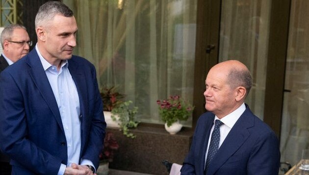 Kiews Bürgermeister Vitali Klitschko mit Deutschlands Kanzler Olaf Scholz bei einem gemeinsamen Treffen im Juni in der ukrainischen Hauptstadt (Bild: AFP)