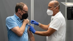 Gesundheitsminister Johannes Rauch (Grüne) bei seiner Corona-Auffrischungsimpfung (Bild: APA/DIETMAR STIPLOVSEK)