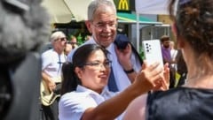 Selfietime! Fotos mit dem Kandidaten waren begehrt, während eine Band im Hintergrund unter anderem den Song „Revolution“ spielte. (Bild: Dostal Harald)