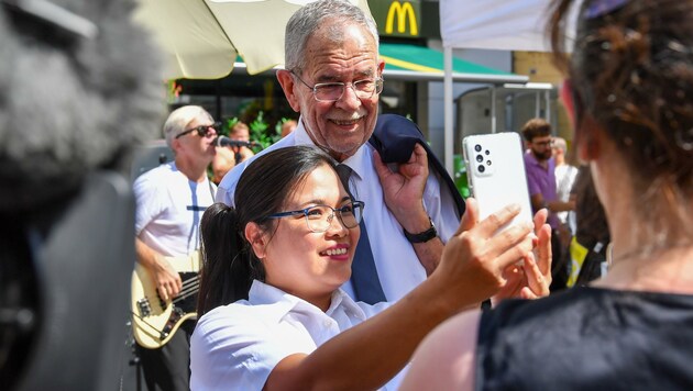 Selfietime! Fotos mit dem Kandidaten waren begehrt, während eine Band im Hintergrund unter anderem den Song „Revolution“ spielte. (Bild: Dostal Harald)