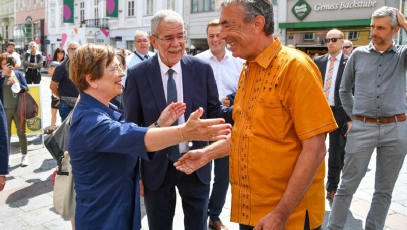 Wie schön, Hubert ist da! Doris Schmidauer und VdB freuen sich über den innigen Empfang durch Hubert von Goisern. (Bild: Dostal Harald)