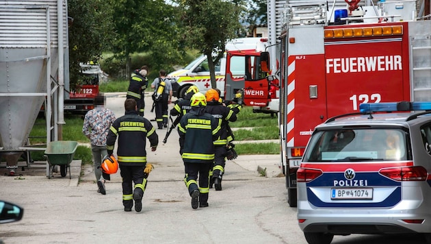 Insgesamt 40 Helfer von drei Feuerwehren, darunter auch Höhenretter, waren bei dem dramatischen Einsatz Freitagmittag in Pucking im Einsatz. (Bild: Lauber/laumat.at Matthias)