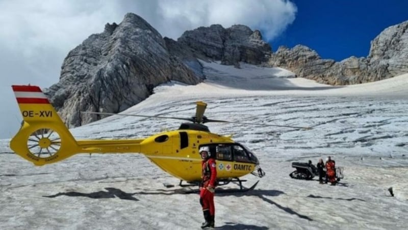 Der Notarztheli „Christophorus 14“ brauchte die nahezu unverletzt gebliebene Frau nicht ins Spital fliegen. (Bild: Bergrettung Dachstein)