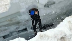 Die junge Tschechin wurde in einem Klettergurt am Seil hängend nach oben gezogen (Bild: Bergrettung Dachstein)