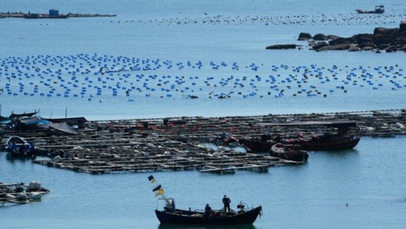 Ein Boot in den Gewässern des nahesten Punktes zwischen Festland-China und Taiwan (Bild: AP)