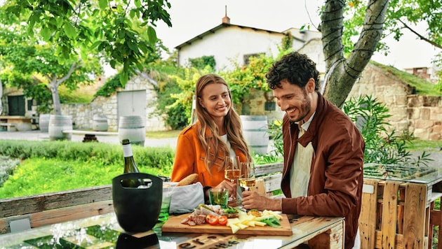 Heurigenbetriebe, wo es gemütlich ist und Gäste mit köstlichen regionalen Schmankerln verwöhnt werden, stehen im burgenländischen Weintourismus hoch im Kurs. (Bild: Burgenland Tourismus/Oliver Gast)