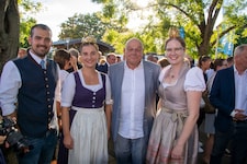 Bürgermeister Kilian Brandstätter und Wolfgang Böck mit den Wein-Hoheiten. (Bild: Charlotte Titz)