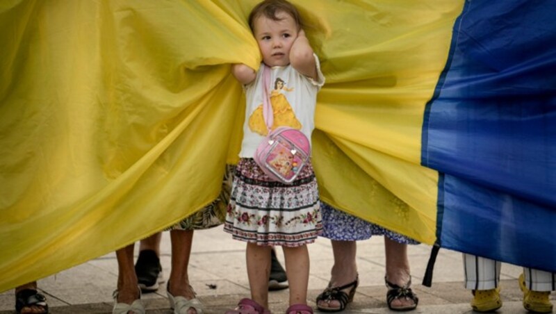 Geflüchtetes Mädchen aus der Ukraine (Bild: AP Photo/Vadim Ghirda)