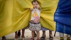 Geflüchtetes Mädchen aus der Ukraine (Bild: AP Photo/Vadim Ghirda)