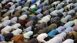 Menschen beten in einer Moschee (Bild: AFP)