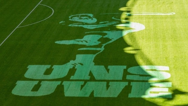 Auf jeder Spielfeldhälfte war ein Abbild von Uwe Seeler. (Bild: EXPA/ Eibner/ Eibner Pressefoto/Marcel von Fehrn)
