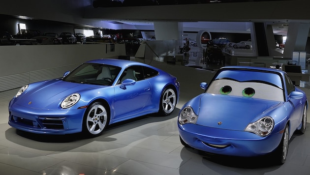Links der aktuelle Porsche 911 Carrera GTS Sally Special. Die Sally rechts im Bild ist ein früheres, nicht fahrbares Modell. (Bild: Porsche)