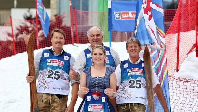Ski-WM-Ort Saalbach (von links Stefan Schwabl, OK-Chef Bartl Gensbichler, Stefanie Hofer, Konni Schwabl) rührt im Sommer die Werbetrommel auf Schnee. (Bild: Saalbach2025)