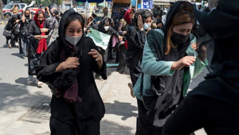 Taliban-Kämpfer schießen in die Luft, um afghanische Demonstrantinnen in Kabul zu vertreiben. (Bild: AFP)