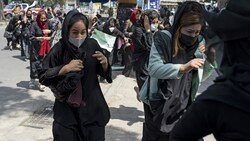 Taliban-Kämpfer schießen in die Luft, um afghanische Demonstrantinnen in Kabul zu vertreiben. (Bild: AFP)