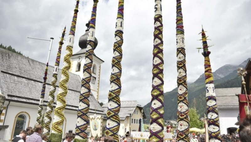 Die Prangstangen in Zederhaus im Lungau mit ihren 60.000 Blüten werden wieder abgebaut. (Bild: Holitzky Roland)