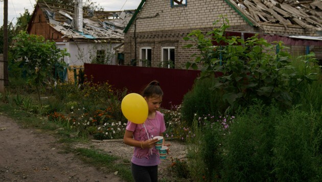 Beschädigte Häuser in der Ostukraine (Bild: AP)