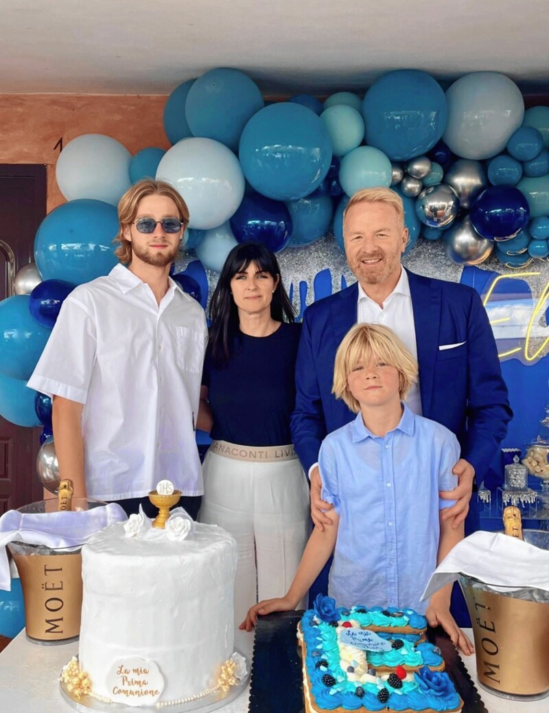 Starker Zusammenhalt: Etienne, Mama Sandra, Papa Igli und Bruder Elian. (Bild: Instagram.com/etiennetare)