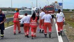 Einsatzkräfte am Unfallort bei Kittsee (Bild: Christian schulter, Krone KREATIV)