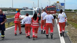 Einsatzkräfte am Unfallort bei Kittsee (Bild: Christian schulter, Krone KREATIV)
