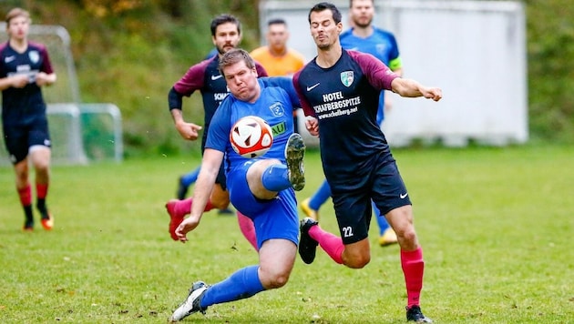 Damian Niedermeier (right) and promoted Mühlbach are on course for promotion. (Bild: Gerhard Schiel)