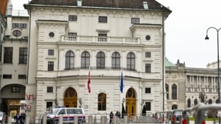 Krisengespräch in der Hofburg – ist mit dem Ausstieg der NEOS auch eine Zusammenarbeit zwischen ÖVP und SPÖ vom Tisch?  (Bild: APA/Herbert Neubauer)