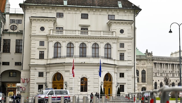 Crisis meeting in the Hofburg - does the withdrawal of the NEOS also mean that cooperation between the ÖVP and SPÖ is off the table? (Bild: APA/Herbert Neubauer)