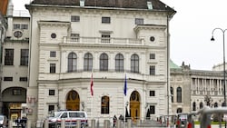 Krisengespräch in der Hofburg – ist mit dem Ausstieg der NEOS auch eine Zusammenarbeit zwischen ÖVP und SPÖ vom Tisch?  (Bild: APA/Herbert Neubauer)