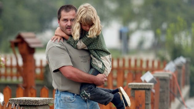 Bei der Flut 2002 entstand das Bild von Papa Franz und Tochter Nicole. (Bild: RUBRA)