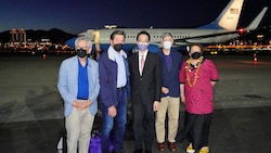 Die Delegierten Alan Lowenthal, John Garamendi, Don Beyer und Aumua Radewagen mit Taiwans Außenminister Jaushieh Joseph Wu (m.) (Bild: AFP)